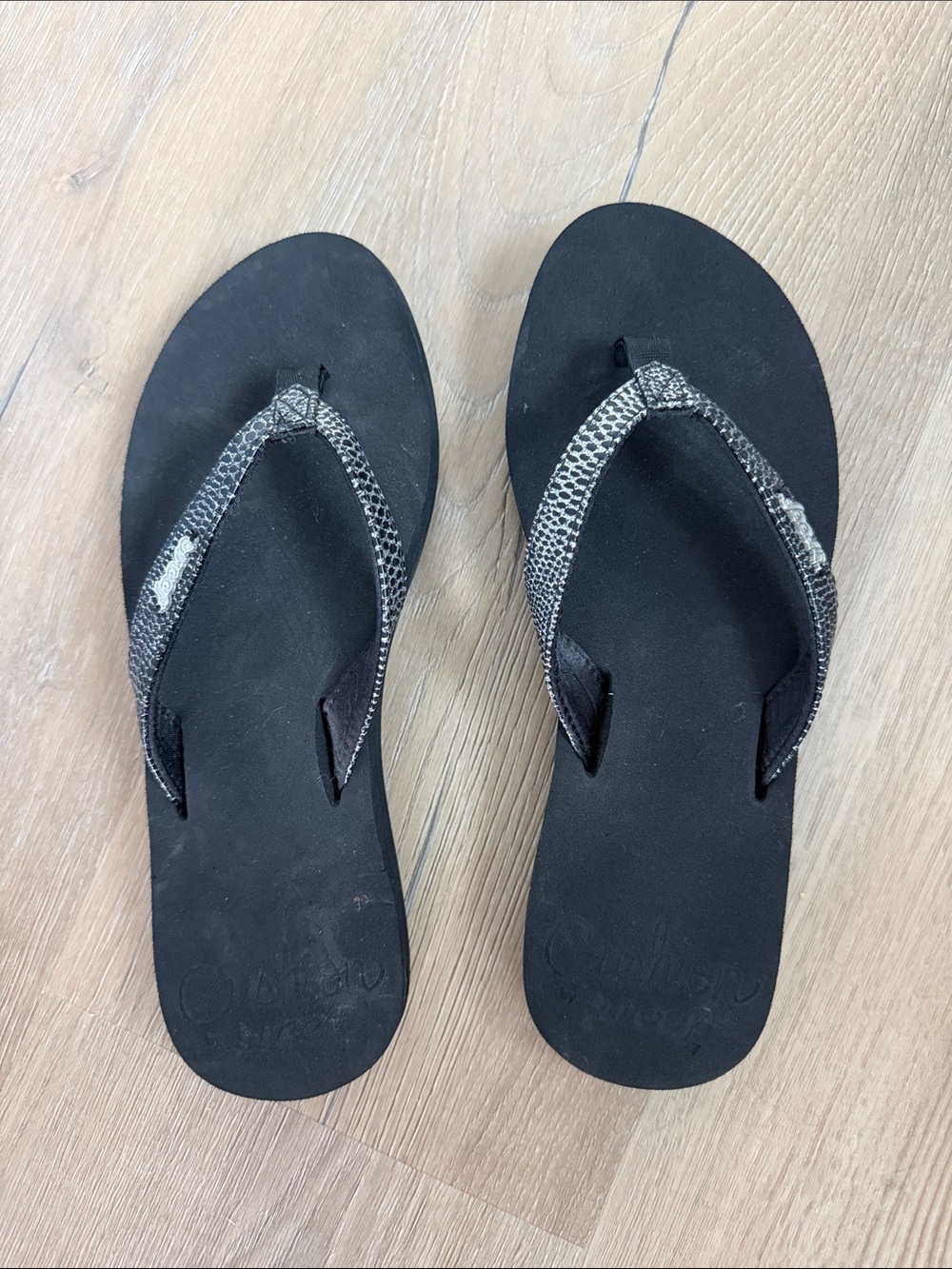 Women’s Reef Black Star Cushion Sassy Flip Flops with Snake-Print Straps, EUC, 7